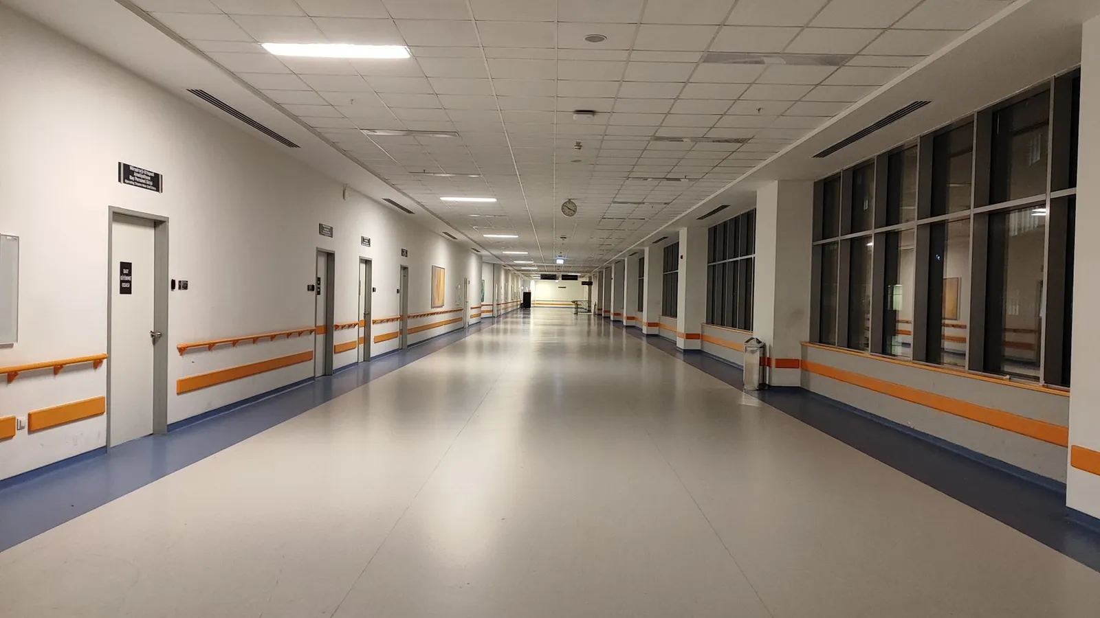 Corredor vazio e iluminado de um hospital à noite